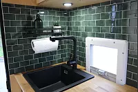 Nachher: So feudal sieht die Küche nach dem Umbau des Oldtimer-Feuerwehrwagen-Vans aus. - © Lena Kley