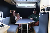 Nadine, Leon und Viktoria genießen die gemütliche Atmosphäre in ihrem umgebauten Feuerwehrwagen-Van. - © Lena Kley