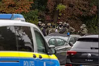 Wegen eines Messerangriffs auf eine Schülerin war die Polizei am Paderborner Westfalen-Kolleg im Großeinsatz. - © Niklas Tüns