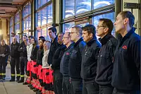 Antreten zur Wach&uuml;bergabe: Die Mannschaft versammelt sich f&uuml;r den Dienstbeginn um 8 Uhr. - &copy; Andreas Zobe