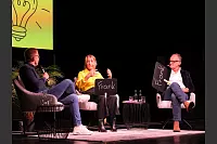Hart aber Pawellek: Frank Plasberg und seine Frau Anne Gesthuysen plaudern mit Louis Pawellek im Kurtheater. - © Thomas Krügler