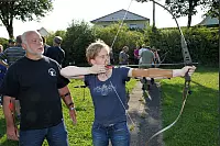 Horst Tannhäuser überwacht den ersten Schuss von LZ-Volontärin Dr. Marlen Grote. - © Bernhard Preuß