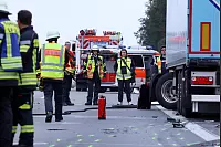 Tödlicher Unfall auf der A2 bei Gütersloh: Ein Sattelzug gerät aus unbekannten Gründen auf den Standstreifen. Ein Straßenwärter starb. - © Patrick Menzel