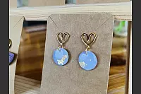 Nach dem Backen wird das fertige Teilchen geschliffen, poliert und teilweise mit einem Glanzlack überzogen. Chiara Reckmann fertigt auch individuelle Kundenwünsche an. - © Lena Vanessa Bleck