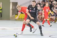 Gl&auml;nzend aufgelegt: Michael Reger vom FSV Pivitsheide setzt sich gegen Robin Meier (verdeckt) von der SV Diestelbruch-Mosebeck durch. - &copy; EGON PENNER