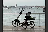 Der Easy Rider ist ein Therapie-Dreirad, das genauso funktioniert wie ein E-Bike. Durch seine Breite ist es allerdings nicht so wendig und manchmal wird's bei Durchgängen auch mal ein bisschen eng. - © privat