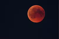 Blutmond &uuml;ber dem Detmolder Apenberg - &copy; Ralf Beckmann