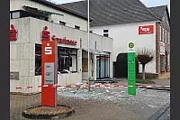 Die Detonationen haben am Willebadessener Sparkassengeb&auml;ude gro&szlig;e Sch&auml;den angerichtet. - &copy; Svenja Ludwig