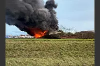 Flammen schlagen aus dem Dach des betroffenen Gebäudes. - © Paul Brinkmann