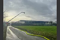 Auch eine Drehleiter war am Sonntagmorgen weiterhin im Einsatz. - © Paul Brinkmann