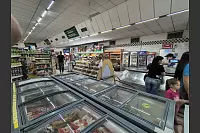 Blick in den Supermarkt im Zentrum. Auch typisch deutsche Produkte gibt es. Die sind allerdings deutlich teurer durch die Importkosten. Ein großes Glas Nuttella etwa kostet umgerehnet um die zehn Euro. - © Pankratz