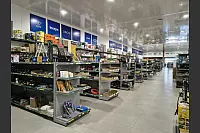 Handwerker sind rar. Also wird in der Kolonie Neuland viel selbst gewerkelt. Da darf ein Baumarkt nicht fehlen. - © Pankratz