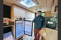 Sogar einen Kühlschrank hat das Gefährt. - © Lena Kley