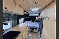 Nachher: Der Raum im Van sieht nach dem kompletten Umbau ganz anders aus. Die kleine Viktoria hat hinten ein Hochbett über dem eigentlichen Bett. - © Lena Kley