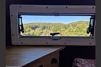 Aus dem Fenster sieht man den Ausblick vom Parkplatz an der Kahlen Wart in Hüllhorst. - © Lena Kley