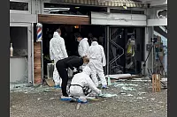 Akribisch sucht die Polizei in dem Trümmerfeld nach Spuren der Tat. - © Paul Brinkmann