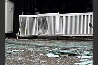 Das tiefe Loch in der Heizung, die hinter dem Schaufenster stand, zeigt die Explosionskraft des Sprengsatzes. - © Paul Brinkmann