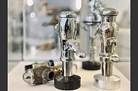 Einzelne Exponate der historischen Drucksp&uuml;ler-Sammlung hinter Vitrinen-Glas. - &copy; Stefan Becker