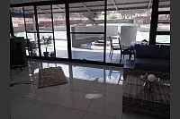 Viel Platz auch auf der Terrasse, mit Feuerstelle und Garten - © Anna Brett