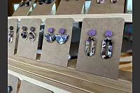 Nach dem Backen wird das fertige Teilchen geschliffen, poliert und teilweise mit einem Glanzlack überzogen. Chiara Reckmann fertigt auch individuelle Kundenwünsche an. - © Lena Vanessa Bleck