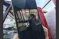 Die Perspektive aus dem Laden: Ein Mitarbeiter der Ger&uuml;stfirma zeigt das Ausma&szlig; der Zerst&ouml;rung. - &copy; Svenja Ludwig