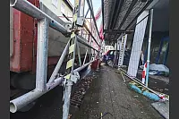 Am Abend noch hatte die Ger&uuml;stbaufirma Querstreben am Bauger&uuml;st angebracht, um es nach dem Unfall zu stabiliseren. - &copy; Svenja Ludwig