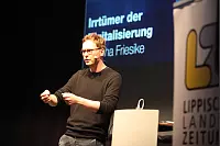 Kritischer Geist: Prof. Dr. Sascha Friesike ermuntert die Zuhörer im Hangar 21, zu hinterfragen, was an Glaubenssätzen durch die digitale Welt geistert. - © Vera Gerstendorf-Welle