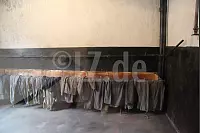 Symbol des Massenmordes: Vor der Erschießung an der Schwarzen Wand von Auschwitz mussten die Häftlinge ihre Kleidung ablegen - © Silke Buhrmester(LZ)