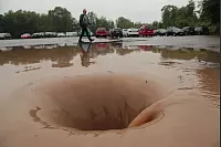 Die Wassermassen suchen sich jeden erdenklichen Weg - wie hier abwärts in einen Gulli am Lemgoer Regenstorplatz. - © Till Brand