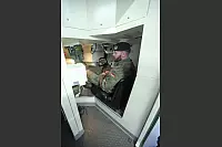 Auf dem Fahrerplatz im Gefechtssimulator sitzt Oberstabsgefeiter Nils Kollakowski - © Vera Gerstendorf-Welle