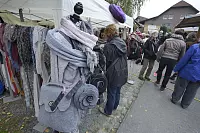 Davon wird sicher etwas unter dem Weihnachtsbaum landen: Die Kunsthandwerker sorgten immer wieder für Besuchertrauben an ihren Ständen. Foto: Krull