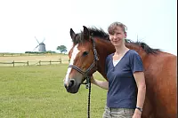 Dorothee Fiebig mag die schöne Landschaft. Die genießen auch ihre jungen Reitschüler auf dem Windmühlenhof. - © Marlen Grote