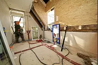 Innerhalb von nur einem Monat wird das ganze Haus in Bielefeld saniert. - © Peter Unger