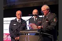 Bezirksbrandmeister Elmar Keuter (rechts) überreicht dem stellvertretenden Vorsitzenden des Lippischen Feuerwehrverbands Harald Schubert (links) und Geschäftsführer Thomas Lalk die Jubiläumsurkunde des Verbands der Feuerwehren in NRW. - © Thomas Krügler