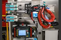 Perfusoren, Monitoring und Beatmungstechnik &ndash; alles doppelt vorhanden f&uuml;r Notf&auml;lle. - &copy; Andreas Zobe