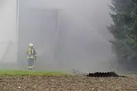 Ein Großbrand in einer Verzinkerei in Barntrup sorgt für große Rauchschwaden. - © Karl-Heinz Krull