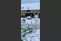 Die "Schneemannfamilie Hoppe" genie&szlig;t das Winterwetter. - &copy; Katharina Hoppe