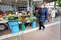 Wenn die taktilen Bodenelemente nicht zugestellt sind, kommt Angelika Wohlgemuth gut durch. - © Foto: Preuss