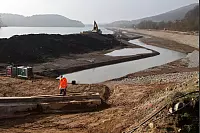 Einbau der Schütztafel in den Staudamm Schieder-See. - © Bernhard Preuss