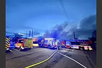 Berufsfeuerwehr und Freiwillige Feuerwehr sind im Einsatz. - © Paul Brinkmann