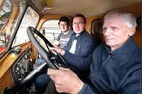 Wollen den Feuerwehr-Oldtimer wieder auf die Straße lenken: Mario Pagenkemper (von links), dessen Bruder Jannick und Claus Nietzold. - © Andreas Frücht