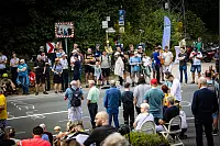 Gespanntes Warten an der Bergwertung bei "Peter auf'm Berge" in Bielefeld. - © Mueller