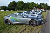 WAVE-TROPHY 2016 - Größte E-Automobilrallye tankt in Dörentrup auf.
Weltrekord mit den meisten zeitgleich aufgeladenen Elektrofahrzeugen mit erneuerbaren Energien geschafft. Viele verschiedene E-Fahrzeuge wurden präsentiert. - © Tanja Watermann