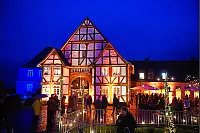 Etliche Besucher genießen am Wochenende das besondere Ambiente beim Museumsadvent im Freilichtmuseum. - © Nicole Ellerbrake