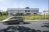 Biertrinker freuen sich auf dem Gelände über die Bielefelder Brauerei. Auf 1.000 Quadratmetern wird das „Bielefelder“ gebraut. - © Jörg Dieckmann