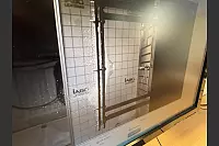 Auf dem Monitor ist zu sehen, wie im Test ein ein Kilogramm schweres Alu-Projektil auf eine Glasscheibe trifft. - © Jens Reddeker