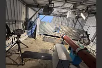 Durch das 18 Meter lange Rohr werden Objekte per Druckluft in Richtung des zu testenden Objekts geschossen. - © Jens Reddeker