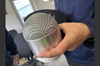 So sieht das ein Kilogramm schwere Alu-Propjektil aus, mit dem etwa Glasscheiben für Züge üer Druckluft beschossen werden. - © Jens Reddeker