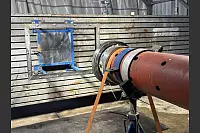 Durch das 18 Meter lange Rohr werden Objekte per Druckluft in Richtung des zu testenden Objekts geschossen. - © Jens Reddeker