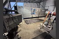 Die Testanlage befindet sich überdacht auf dem weitläufigen Firmengelände. Im Rahmen wird in diesem Fall die zu testende Glasscheibe befestig. Aus dem Rohr rast das Projektil auf die Scheibe zu. - © Jens Reddeker